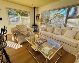 Leura's Magical Manderley - Leura - Living room
