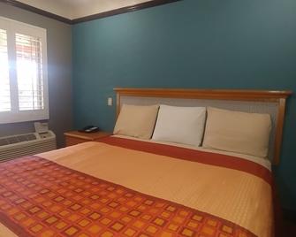 Travel Eagle Inn Motel - לונג ביץ' - חדר שינה