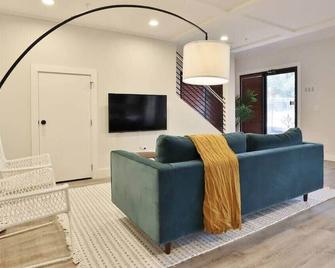 3 Br Urban Hideaway - Steps From Daily's/Tiaa Fld! - Jacksonville - Sala de estar