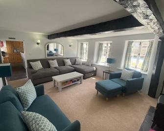 April Cottage, luxurious accommodation for coast and forest with pool & hot tub - Hordle - Living room
