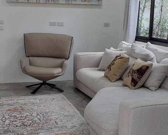 Naiharn beach pool house - Kathu - Wohnzimmer