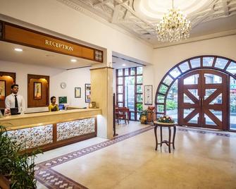 Hotel Abad Plaza - Kochi - Front desk