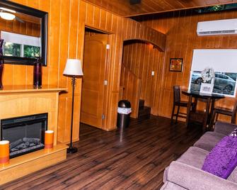 Beautiful Cabin Hidden In San Pasqual Valley - Ramona - Living room