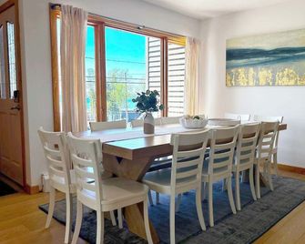 Crystal Lake Hillside with Private Sandy Beach - Beulah - Comedor