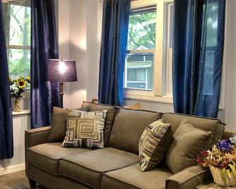 Relaxing Cottage -- Walk to private Beach! - Baiting Hollow - Living room