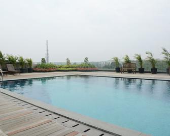 Comfy and Minimalist Studio Apartment at Tree Park City BSD By Travelio - Serpong - Pool