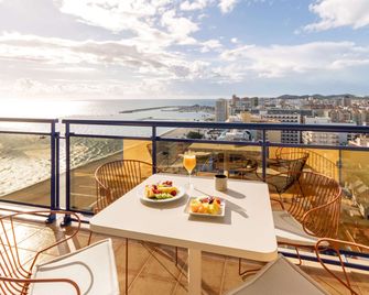 فندق يرمار - أدلت ريكموينديد - فوينخيرولا - شرفة