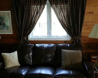 Family friendly, cozy cottage, in midst of Cayuga, Seneca Wine Trails. - Interlaken - Sala de estar