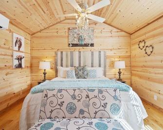 Charming Casita Right on Main St - Fredericksburg - Bedroom