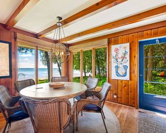 Miles of Walkable Sand Beach! - July 12-17, 2026 and Fall Dates Available! - Baileys Harbor - Eetruimte