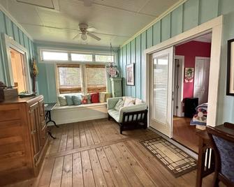 Adorable Cottage, only one block from the sandy beach! - Bay Saint Louis - Wohnzimmer