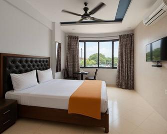 Hotel Sai Samrat Inn - Panvel - Habitación