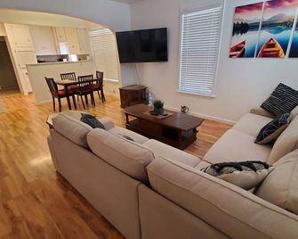 Charming 2-bedroom, older home, short walk to downtown Farmington. - Farmington - Living room