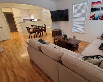 Charming 2-bedroom, older home, short walk to downtown Farmington. - Farmington - Obývací pokoj