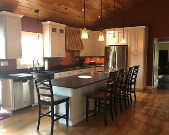 Beautifuly renovated 1840s farmhouse on the Keuka Lake wine trail. - Dundee - Kitchen