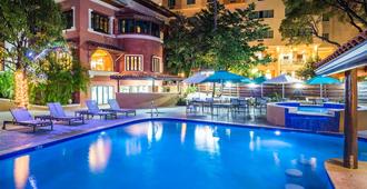 Hotel Royal Oasis - Petionville - Piscina