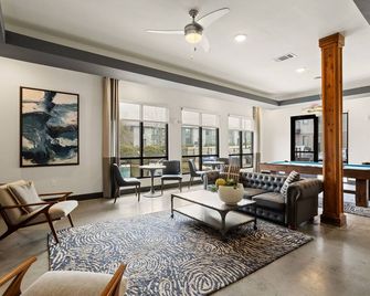 White Rock Lakewood Hideaway Pet-friendly Pool - Dallas - Living room