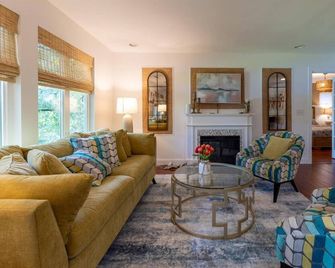 Gorgeous Home 3 Br Home | Corporate Groups | Traveling Nurses | 29 Day Minimum Stay - Duluth - Living room