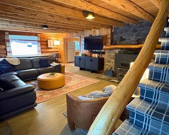 Spacious Steiner Cabin on quiet street and stream. - Government Camp - Sala de estar