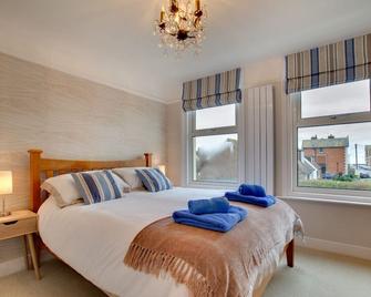 Seaglass Cottage - Two Bedroom House, Sleeps 4 - Hythe - Bedroom