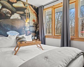 Sleep in Serenity-A Peaceful Retreat Inspired by the Flow of the River - Hancock - Habitación