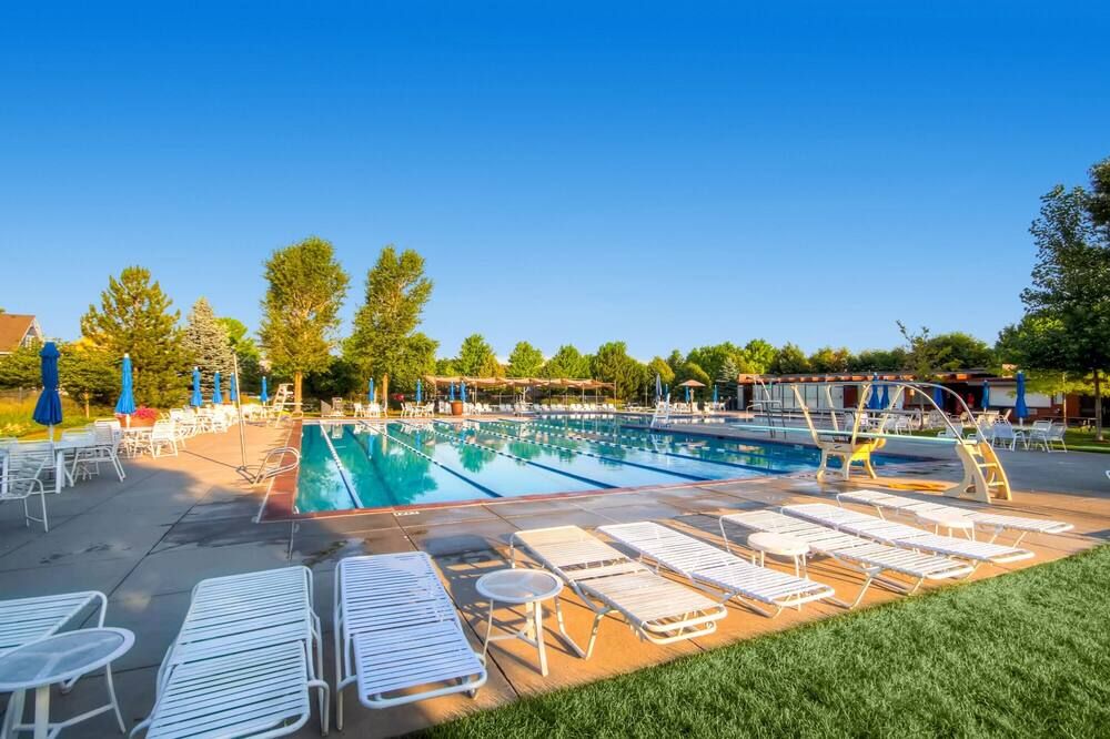 Modern Comfort in Central Park: 4BR Home in Denver - דנבר - בריכה