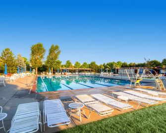 Modern Comfort in Central Park: 4BR Home in Denver - דנבר - בריכה