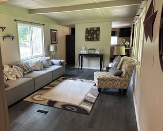 Cute little place - Shelton - Living room