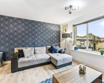 Stylish Apartment in Dewsbury with Parking - Dewsbury - Living room