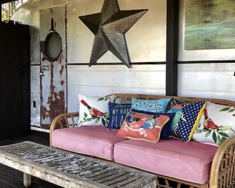 Spotted Fawn Farm/Vintage Don Draper Camper restored 1951 Richardson - Hartwell - Sala de estar