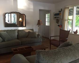 Susquehanna River House - Selinsgrove - Living room
