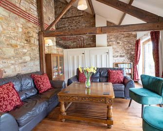 A unique 300 year old Grade 2 listed property sleeping a MAXIMUM 30 guests. - Chulmleigh - Sala de estar