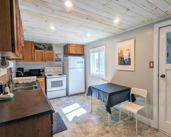 Trails End Beach House, by the beach in the quiet village of Lion's Head. - Lion's Head - Kitchen