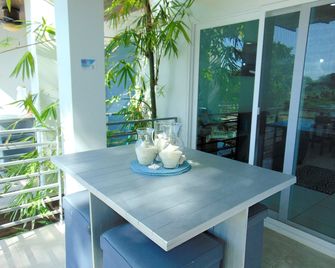 Welcome to our lovely property in West Bay Beach. Immerse yourself - Coxen Hole - Restaurant