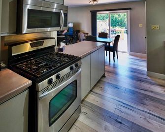 Wayfarer Cottage! Close to Everything! - Grand Bend - Kitchen