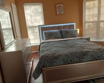 A cozy bedroom in a house in the heart of Bowie Maryland. 10 to 15 minutes to DC - ボウイ - 寝室