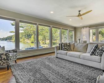 Serene Hopatcong Cottage w/ 50-foot Dock! - Hopatcong - Living room