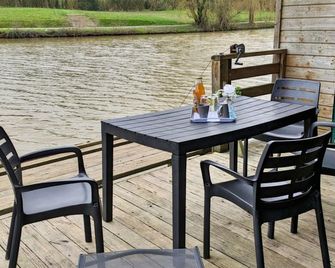 Waterfront Chalet with Fishing, Games, and Family Fun for 5-7 Guests - Villiers-Charlemagne - Patio