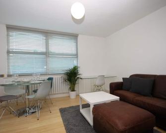 Camden Town Comfortable Apartment - London - Living room