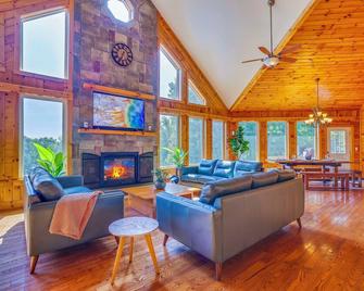 Mountain Chalet ~ Heated Pool and Spa ~ Sauna ~ Gorgeous Views ~ 2 Fire Pits - White Haven - Obývací pokoj
