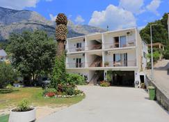 Apartments with a parking space Tucepi, Makarska - 2676 - Tučepi - Bygning