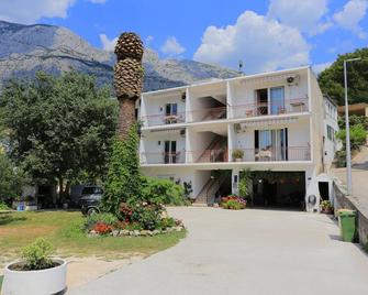 Apartments with a parking space Tucepi, Makarska - 2676 - Tučepi - Budynek