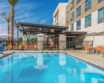 Holiday Inn Express & Suites Lake Havasu - London Bridge By IHG - Lake Havasu City - Pool