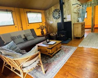 Torrent Walk Glamping Huts in the Heart of Snowdonia - Dolgellau - Living room