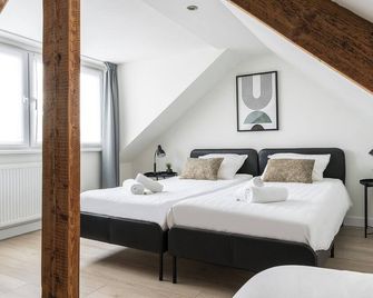 Cozy and stylish apartment for up to 6 guests in central Eindhoven near Strijp-S. Ideal for families or friends, with 3 bedrooms, full kitchen, washer, dryer, and paid street parking. - Eindhoven - Slaapkamer