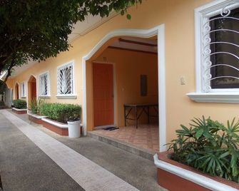 Tubod Flowing Water Resort - Minglanilla - Vista del exterior