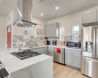 5 Mi to Universal Studios: Family Gem w/ Hot Tub! - Burbank - Kitchen