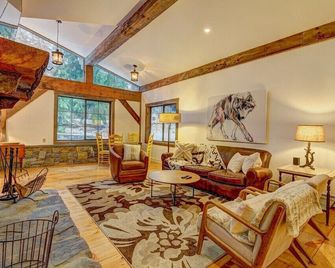 Cozy chalet w/ hot tub & fire pit - South Londonderry - Salon