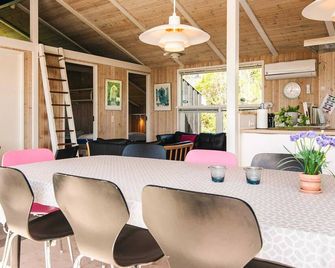Exquisite Holiday Home in Ebeltoft With Swimming Pool - Ebeltoft - Їдальня