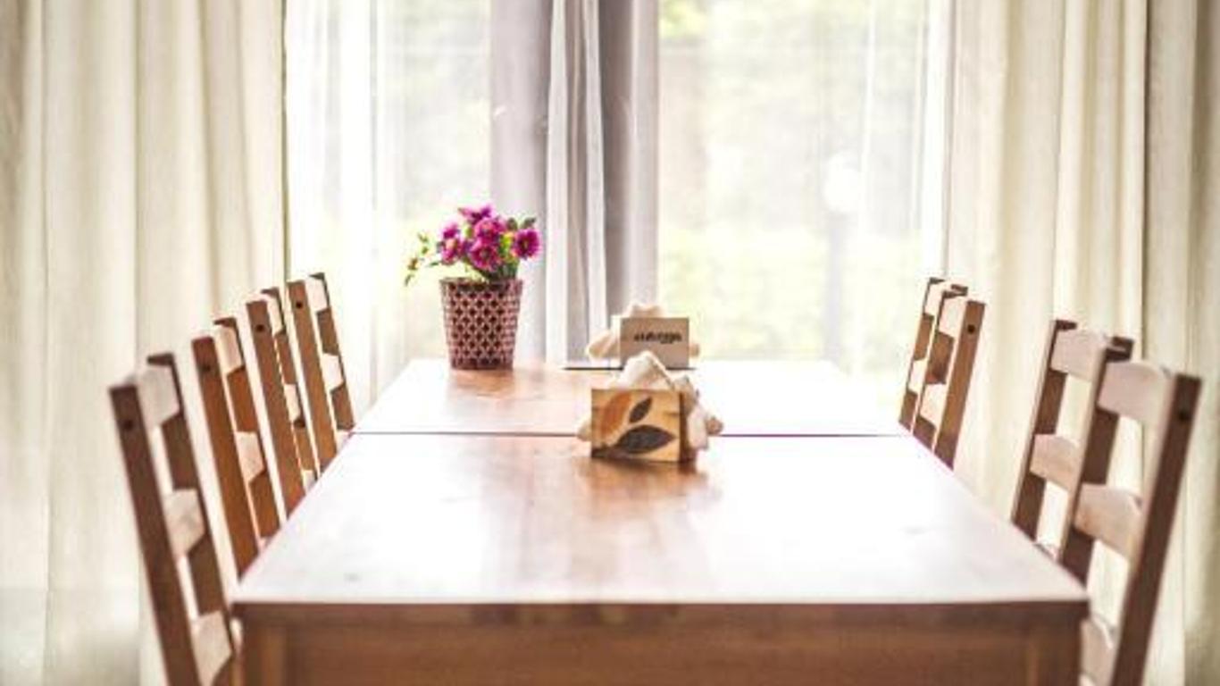 4 Couples & 4 Friends Hostel